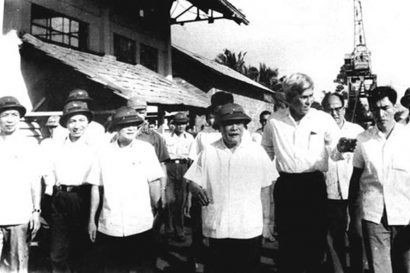 Chủ tịch Tôn Đức Thắng đến thăm công nhân nhà máy Ba Son sau ngày đất nước thống nhất (tháng 11.1975). Ảnh: A.C