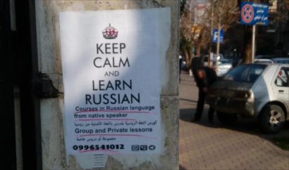Một tờ rơi giới thiệu khóa học tiếng Nga ở Syria.