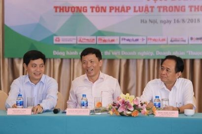  Phó tổng biên tập Thường trực Đặng Ngọc Luyến, Phó Tổng biên tập Trần Đức Vinh và Luật sư Trần Hữu Huỳnh tại buổi Tọa đàm.