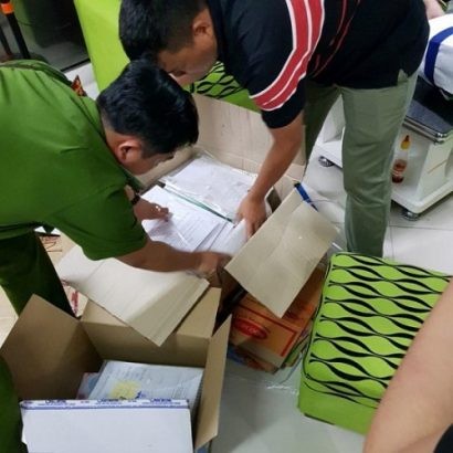 Lực lượng chức năng thu giữ nhiều tang vật tại công ty của Nguyễn Xuân Tiến. Ảnh: Thanh Niên