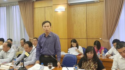 Ông Đồng Ngọc Ba (đứng) – Cục trưởng Cục Kiểm tra văn bản quy phạm pháp luật (Bộ Tư pháp) tại một cuộc họp báo thường kỳ của Bộ Tư pháp 