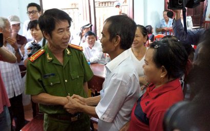 Đại tá Phạm Thật, Thủ trưởng cơ quan CSĐT, Phó Giám đốc Công an tỉnh Bình Thuận chia sẻ cùng ông Nén và gia đình sau buổi công khai xin lỗi 