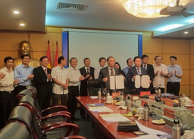 Chủ tịch HLGVN Nguyễn Văn Quyền và Bộ trưởng Bộ TNMT Trần Hồng Hà trao nhau bản ghi nhớ hợp tác dưới sự chứng kiến của lãnh đạo  hai đơn vị 