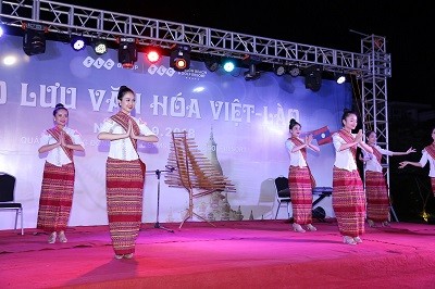 Những điệu múa sôi động của các cô gái Lào