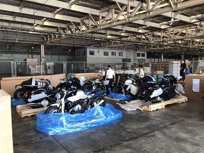 Lô xe BMW Motorrad vừa được khui thùng để làm thủ tục thông quan 