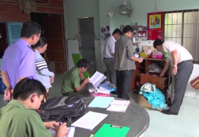  Cơ quan chức năng khám xét nơi ở của đối tượng buôn bán đô la giả.