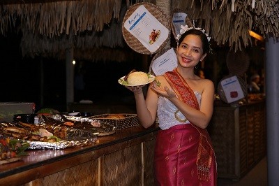 Ngoài các chương trình nghệ thuật, du khách cũng ấn tượng với món ăn Lào