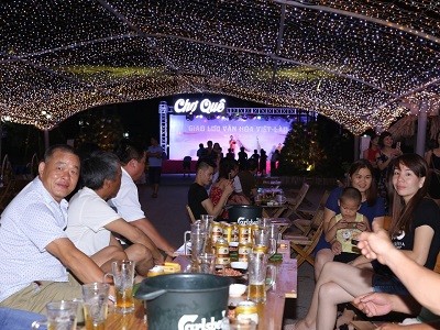 Không gian ngoài trời mát mẻ kết hợp ẩm thực và nghệ thuật đậm chất Lào là địa điểm lý tưởng cho nhiều gia đình quây quần thưởng thức khi đến FLC Sầm Sơn nghỉ dưỡng.