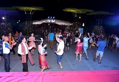 Càng về khuya, không khí càng náo nhiệt, nghệ sĩ và du khách cùng hòa nhịp nhảy múa những ca khúc kinh điển của nước Lào, đặc biệt là múa Lăm tơi.