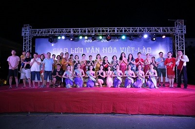 Kết thúc lễ hội, nhiều du khách tranh thủ chụp ảnh với các nghệ sĩ Lào.