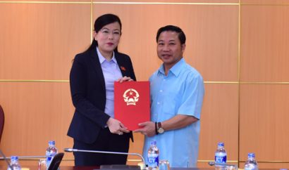 Trưởng ban Dân nguyện Nguyễn Thanh Hải trao Nghị quyết UBTVQH cho Phó Trưởng ban Dân nguyện Lưu Bình Nhưỡng