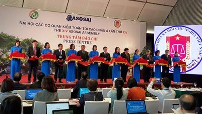  Các đại biểu cắt băng khai trương Trung tâm Báo chí