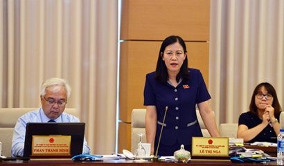 Chủ nhiệm Ủy ban Tư pháp Lê Thị Nga trình bày báo cáo một số vấn đề lớn về dự án Luật Phòng, chống tham nhũng (sửa đổi)