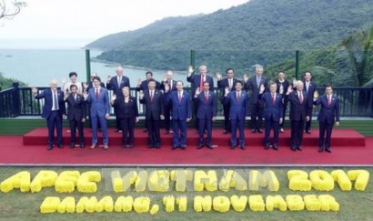  Chủ tịch nước Trần Đại Quang và các Trưởng đoàn dự Hội nghị các Nhà lãnh đạo Kinh tế APEC lần thứ 25 chụp ảnh chung, trưa 11/11/2017. Ảnh: TTXVN