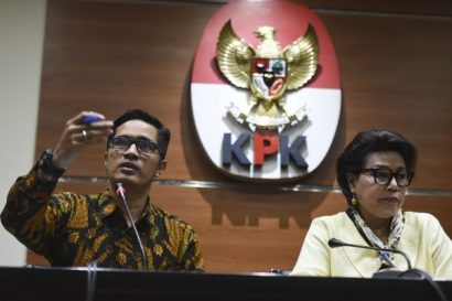  Người phát ngôn KPK Febri Diansyah (trái ảnh) cùng với Phó Chủ tịch KPK Basaria Panjaitan tại buổi họp báo ở Jakarta ngày 21-3-2018