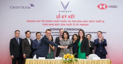 Lãnh đạo Credit Suisse – VinFast – HSBC tại lễ ký kết khoản vay tín dụng xuất khẩu tài trợ mua máy móc thiết bị cho nhà máy sản xuất ô tô VinFast.