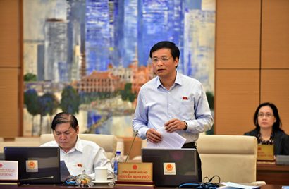 Tổng Thư ký Quốc hội, Chủ nhiệm Văn phòng Quốc hội Nguyễn Hạnh Phúc trình bày Báo cáo