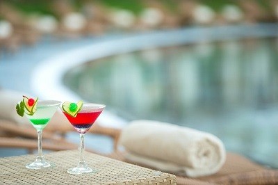 Thưởng thức ly cocktail trái cây miền nhiệt đới ngọt dịu bên bể bơi tại FLC Sầm Sơn