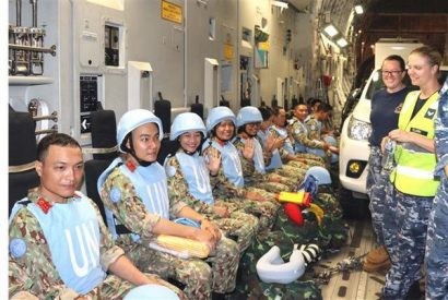 Cán bộ, nhân viên Bệnh viện Dã chiến cấp 2 số 1 trong máy bay C17 của Lực lượng Không quân Hoàng gia Australia chuẩn bị lên đường sang Nam Sudan nhận nhiệm vụ. Ảnh: Xuân Khu-TTXVN