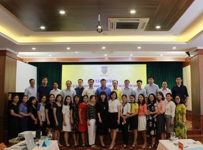  Bà Nguyễn Linh Kha, Phó Vụ trưởng Vụ PLQT, Bộ Tư pháp chụp ảnh lưu niệm cùng các đại biểu tham dự Tập huấn chia sẻ kinh nghiệm, kỹ năng trong việc thực thi ICCPR ngày 24-25/8/2018 tại Quảng Ninh. 