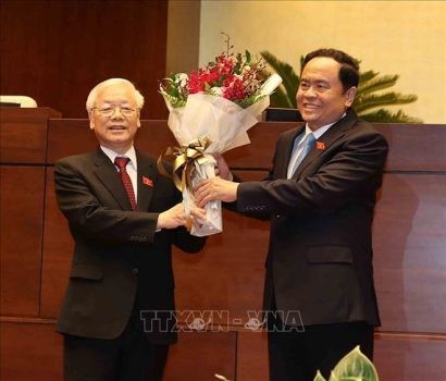 Chủ tịch Ủy ban Trung ương Mặt trận Tổ quốc Việt Nam Trần Thanh Mẫn tặng hoa chúc mừng Tổng Bí thư Nguyễn Phú Trọng, tân Chủ tịch nước Cộng hòa XHCN Việt Nam nhiệm kỳ 2016-2021. Ảnh: Trí Dũng/TTXVN