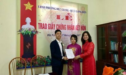  Một buổi lễ trao giấy chứng nhận kết hôn trên địa bàn Hà Nội. Ảnh minh họa