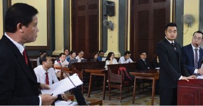 Đại diện Vinasun và Grab (bìa phải) tại tòa.