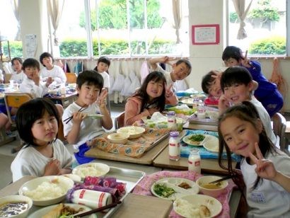 Hình ảnh học sinh dùng bữa tại trường học Nhật Bản (nguồn: internet)