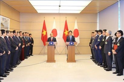 Thủ tướng Nguyễn Xuân Phúc và Thủ tướng Nhật Bản Shinzo Abe phát biểu trước báo chí, sau hội đàm.