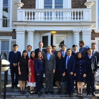  Đoàn cán bộ Việt Nam chụp ảnh chung với giảng viên Hà Lan và Đại sứ Việt Nam