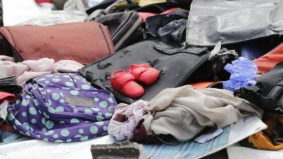 Đôi giày trẻ em cùng những đồ dùng nạn nhân trên chuyến bay xấu số được tìm thấy