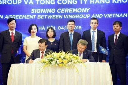 Ông Nguyễn Việt Quang - Phó Chủ tịch kiêm Tổng Giám đốc Tập đoàn Vingroup và ông Dương Trí Thành – Tổng Giám đốc Tổng Công ty Hàng không Việt Nam ký biên bản thỏa thuận hợp tác