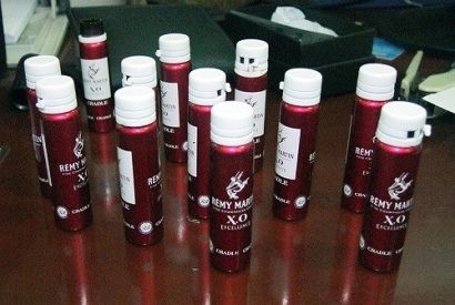  Giá mỗi lọ "nước vui", "trà sữa" khoảng 1,2-1,5 triệu đồng. Ảnh: Zing.vn