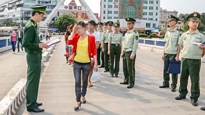  Lực lượng chức năng Việt Nam và Trung Quốc thực hiện bàn giao nạn nhân mua bán người qua biên giới