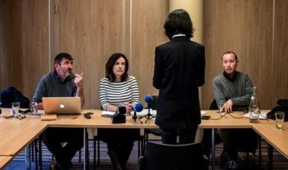 Vợ ông Mạnh Hoành Vĩ họp báo hôm 7/10 để cung cấp thông tin vụ việc chồng mất tích cho truyền thông. (Ảnh: EPA).