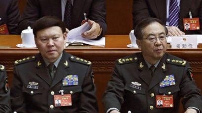  Trương Dương (trái) và Phòng Phong Huy, hai cựu tướng vừa bị khai trừ khỏi đảng Cộng sản Trung Quốc. Ảnh: AP.
