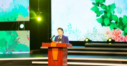 Chủ tịch Quốc hội Nguyễn Thị Kim Ngân kêu gọi cả nước hưởng ứng chung tay vì người nghèo.