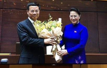 Chủ tịch Quốc hội Nguyễn Thị Kim Ngân tặng hoa, chúc mừng Bộ trưởng bộ Thông tin và Truyền thông Nguyễn Mạnh Hùng.