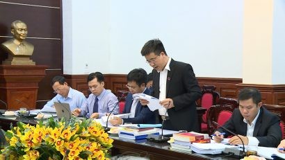  Đồng chí Chu Thành Quang, Vụ trưởng Vụ pháp chế và Quản lý khoa học TANDTC báo cáo tại phiên họp