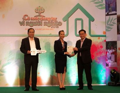 Đại diện Tập đoàn FLC - Phó Tổng Giám đốc Trần Thị My Lan trao quỹ “Vì người nghèo” và Quỹ An sinh xã hội.