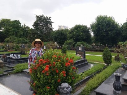 Phu nhân cố Chánh án Trịnh Hồng Dương bên ngôi mộ của ông ở Nghĩa trang Mai Dịch