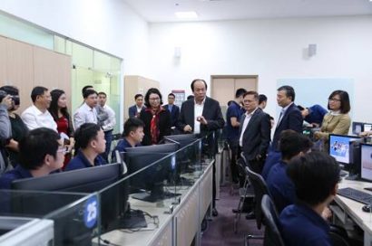 Bộ trưởng, Chủ nhiệm Văn phòng Chính phủ Mai Tiến Dũng và Tổng Giám đốc BHXH Việt Nam Nguyễn Thị Minh cùng đoàn công tác thăm Trung tâm CNTT BHXH Việt Nam.