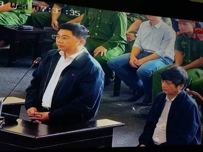  Bị cáo Nguyễn Văn Dương (đứng) trong lần đối chất với ông Nguyễn Thanh Hóa (đang ngồi)