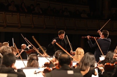 Nghệ sĩ độc tấu violin người Nga Sergei Dogadin có màn trình diễn xuất thần trên sân khấu nhà hát Lớn- Hà Nội cùng Dàn nhạc giao hưởng Mặt Trời tối 26.10