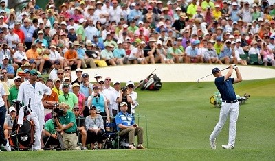 Hình ảnh khán giả chăm chú theo dõi golfer thi đấu tại một giải golf lớn trên thế giới