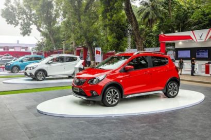 Mẫu xe nhỏ VinFast Fadil có giá từ 423 triệu đồng, có 5 màu sơn: đỏ, trắng, xanh, cam và bạc.