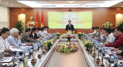 Bộ trưởng Nguyễn Mạnh Hùng phát biểu khai mạc khoá học.