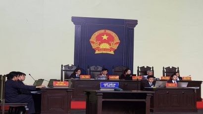 Hội đồng xét xử làm việc trong phiên tòa sáng thứ bảy