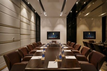  Không gian hội họp lý tưởng, tiện nghi, được trang bị đầy đủ thiết bị tối tân phục vụ những buổi đàm phán quan trọng hay cuộc họp video trực tuyến.