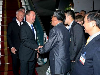 Thứ trưởng Bộ Ngoại giao Phạm Quang Vinh đón Thủ tướng Liên bang Nga Dmitry Anatolyevich Medvedev tại sân bay Quốc tế Nội Bài (Hà Nội)